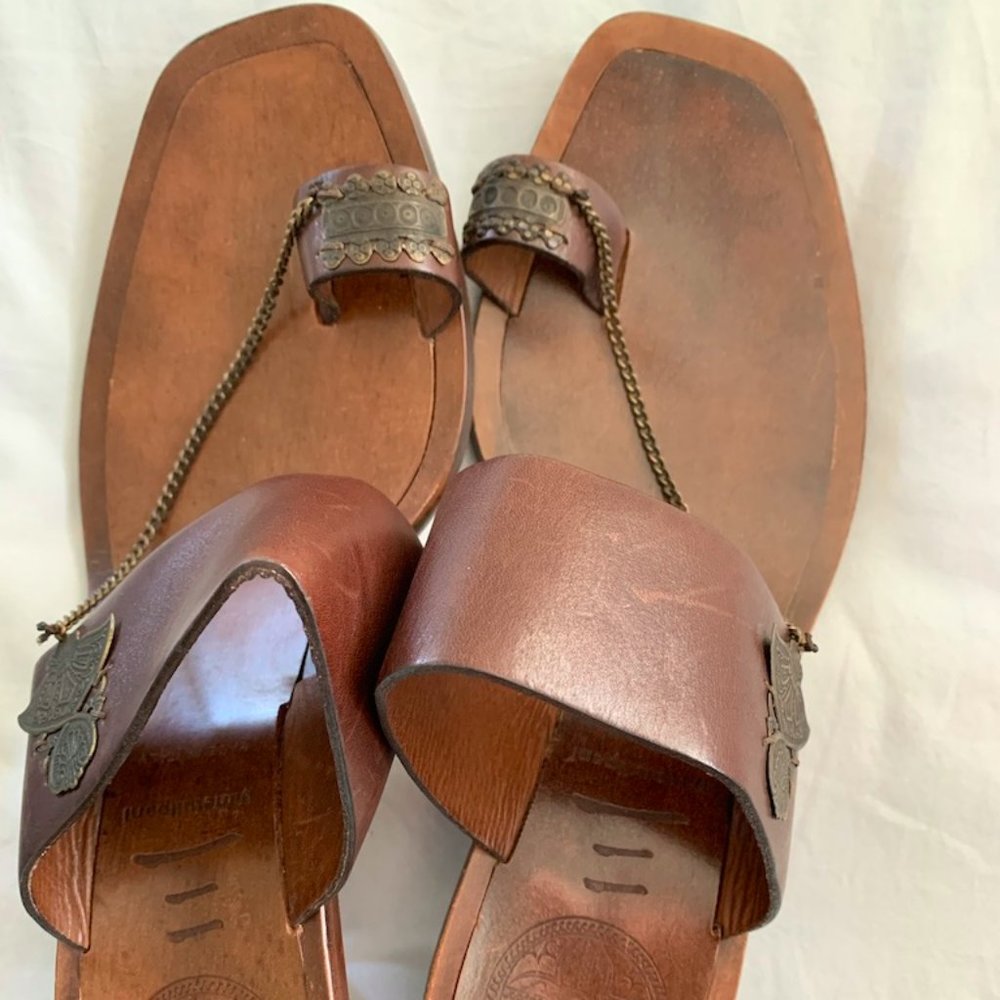 Kitten heel, toe-ring Boho leather sandal by Italian brand, Pane Tulipani.